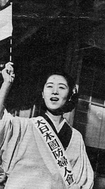 日本妇女为让男人积极参战，在对外侵略战争中，做了哪些努力？