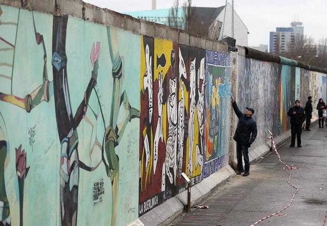 拆了柏林墙多年以后，德国人终于意识到了错误，不应试图毁掉历史