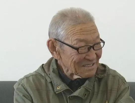 85岁老干部向内蒙古骆驼研究院捐赠骆驼文化资料