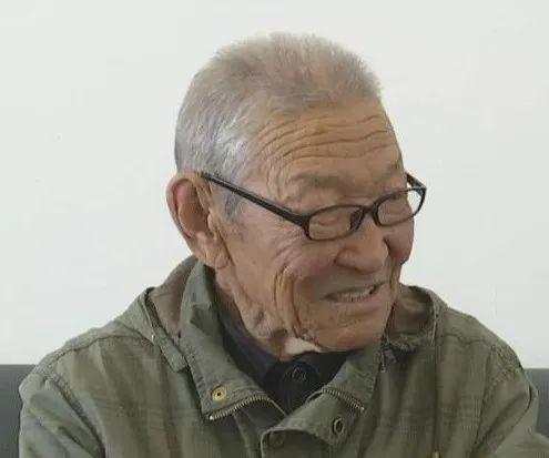 85岁老干部向内蒙古骆驼研究院捐赠骆驼文化资料