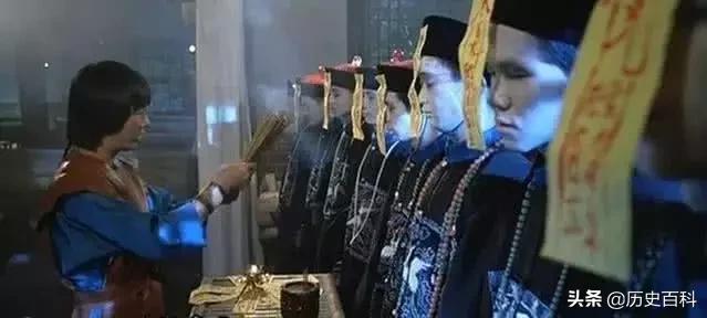 中国拍的僵尸片，为何都穿着清朝官服？竟有此隐情